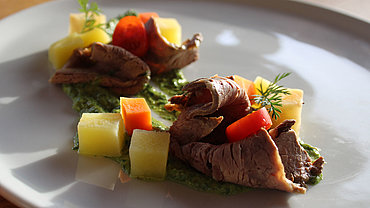 Manzo lesso con salsa alle erbe