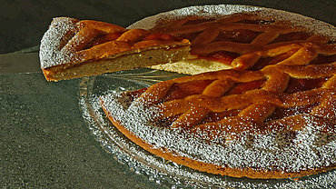 Torta di Linz con confettura di albicocche