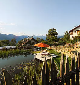 Divertirsi nuotando al maso in Alto Adige
