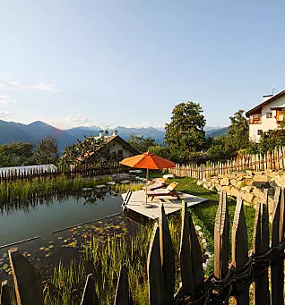Divertirsi nuotando al maso in Alto Adige