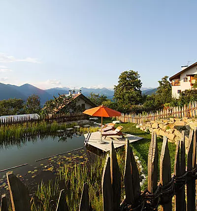 Divertirsi nuotando al maso in Alto Adige