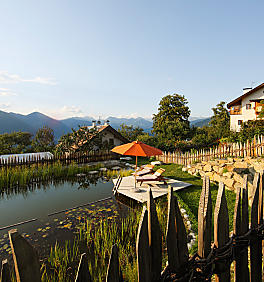 Divertirsi nuotando al maso in Alto Adige