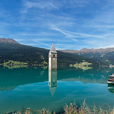 Lago di Resia: un testimone silenzioso spunta dall’acqua