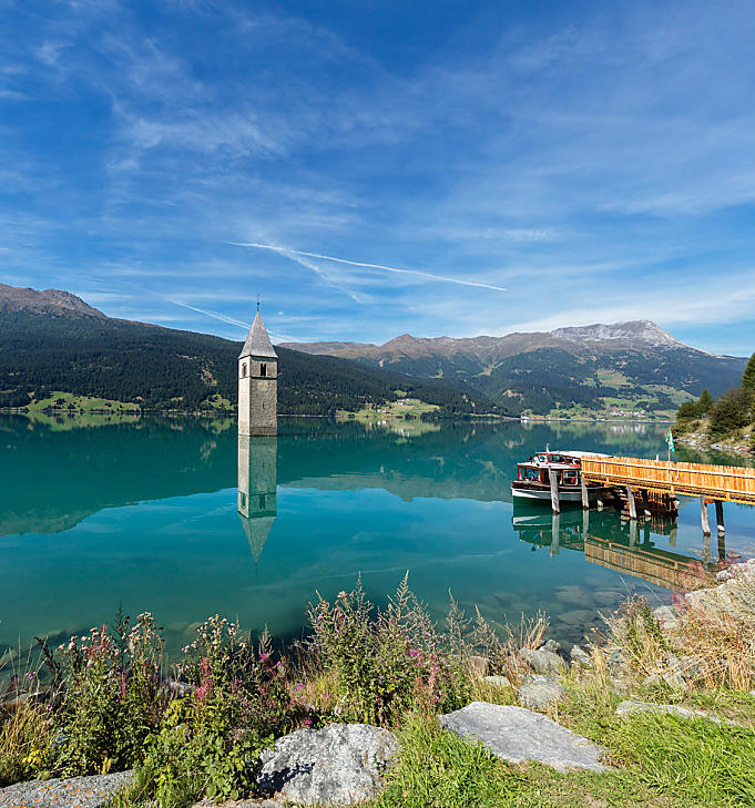 Lago di Resia: un testimone silenzioso spunta dall’acqua