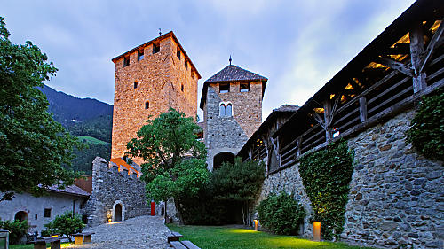 Castel Tirolo presso Merano - Alto Adige Castel Tirolo: tra mura storiche