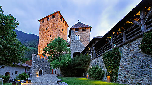 Castel Tirolo: tra mura storiche