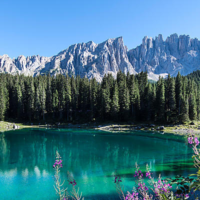 Lago di Carezza: uno smeraldo incastonato tra le rocce