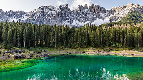 Lago di Carezza: uno smeraldo incastonato tra le rocce