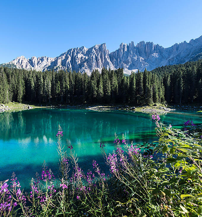 Lago di Carezza: uno smeraldo incastonato tra le rocce