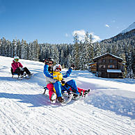 Tortuose piste da slittino naturali in un paesaggio innevato - TV Eggental/Günther Pichler