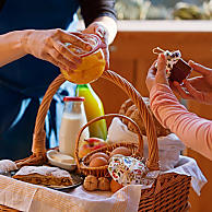 Ricchi cestini per la colazione preparati con molto amore