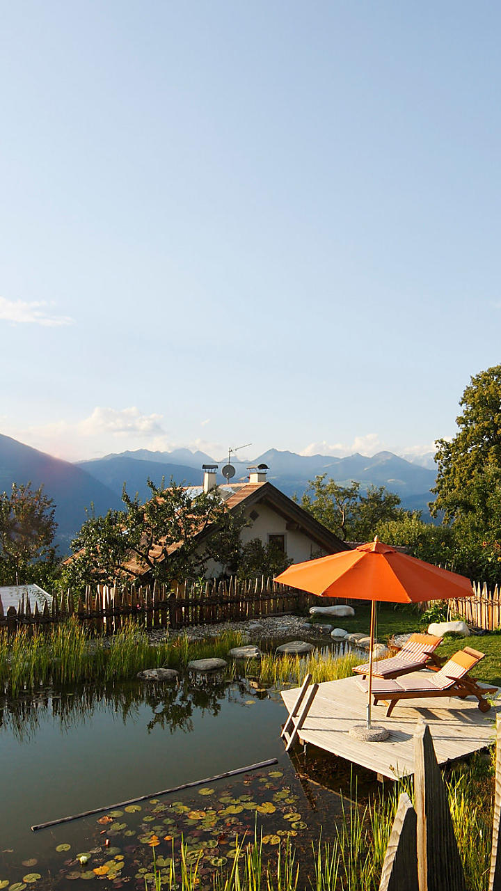 Divertirsi nuotando al maso in Alto Adige