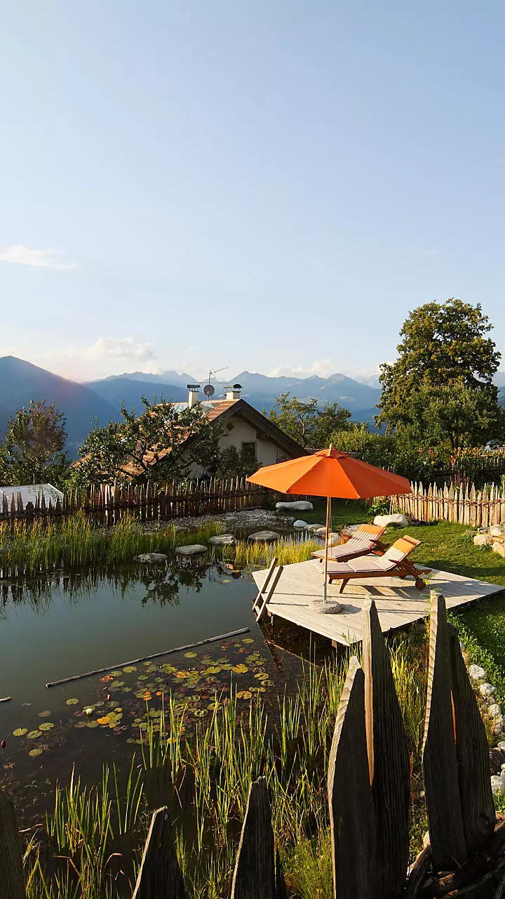 Divertirsi nuotando al maso in Alto Adige