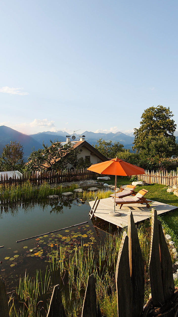 Divertirsi nuotando al maso in Alto Adige