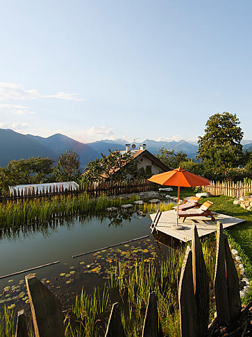 Laghetto naturale e piscina