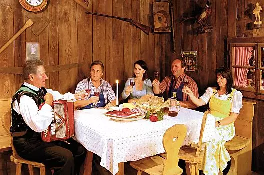 Festeggiare con i padroni di casa