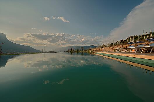 Piscina naturale con passerella