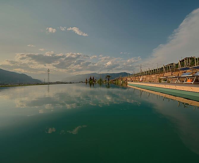 Piscina naturale con passerella