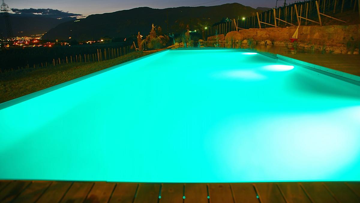 Atmosfera serale nella piscina naturale
