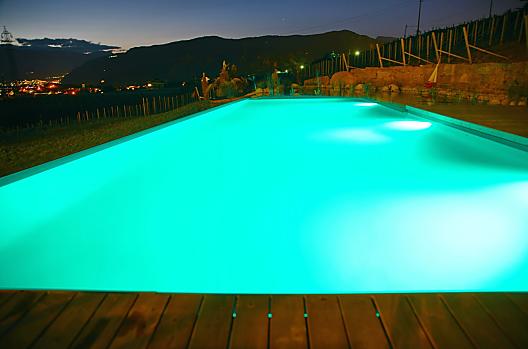 Atmosfera serale nella piscina naturale