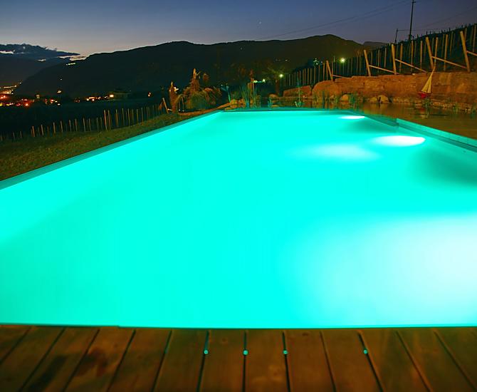 Atmosfera serale nella piscina naturale