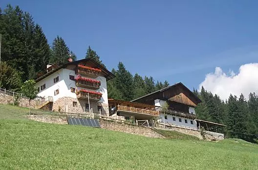 Il nostro maso di montagna si trova in mezzo a prati freschi e rigogliosi con una vista senza ostacoli sulle Dolomiti. 