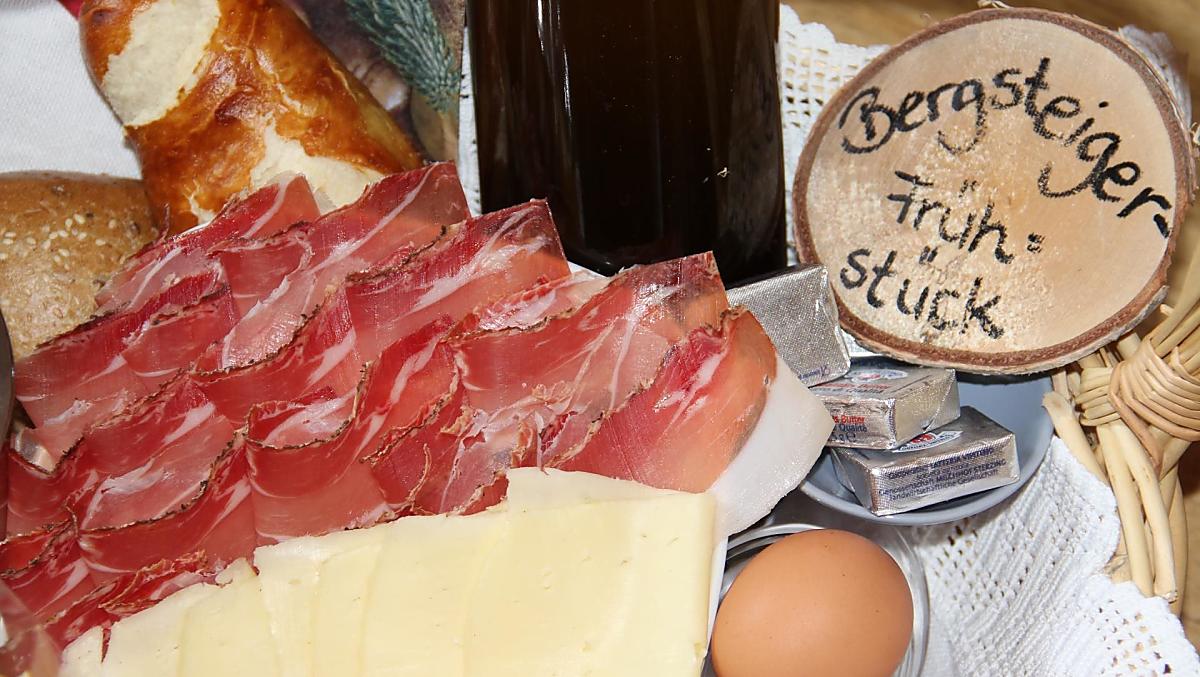 Colazione del montanaro con speck del nostro maso, uova, latte, yogurt, noci e altre delizie locali