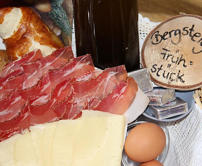 Colazione del montanaro con speck del nostro maso, uova, latte, yogurt, noci e altre delizie locali