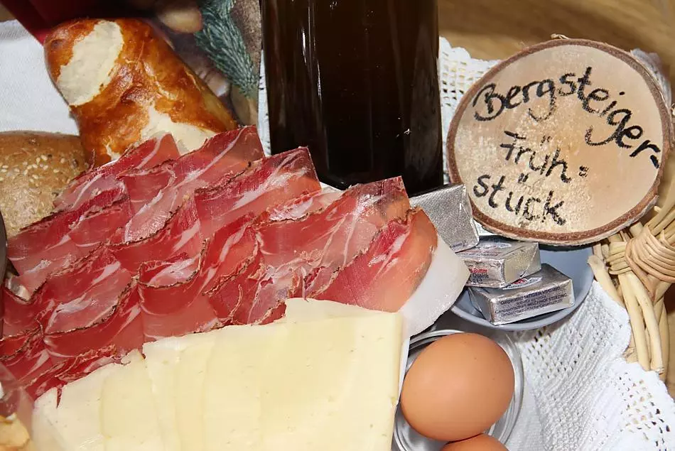 Colazione del montanaro con speck del nostro maso, uova, latte, yogurt, noci e altre delizie locali