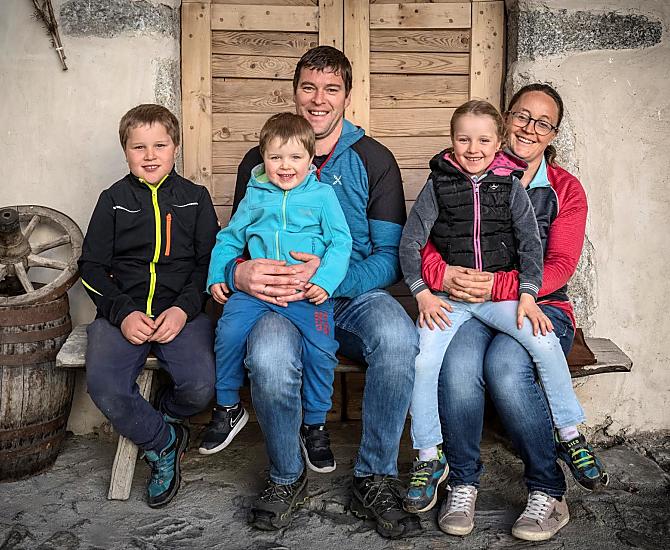 Il contadino Martin e la contadina Dorothea con Klemens, Jasmin e Patrick