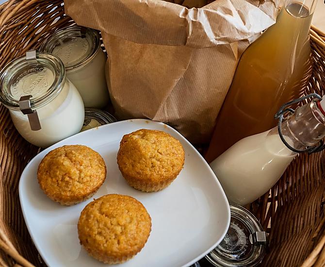 Cesto gourmet con torta fatta in casa, latte delle nostre mucche, yogurt artigianale e noci del nostro maso.