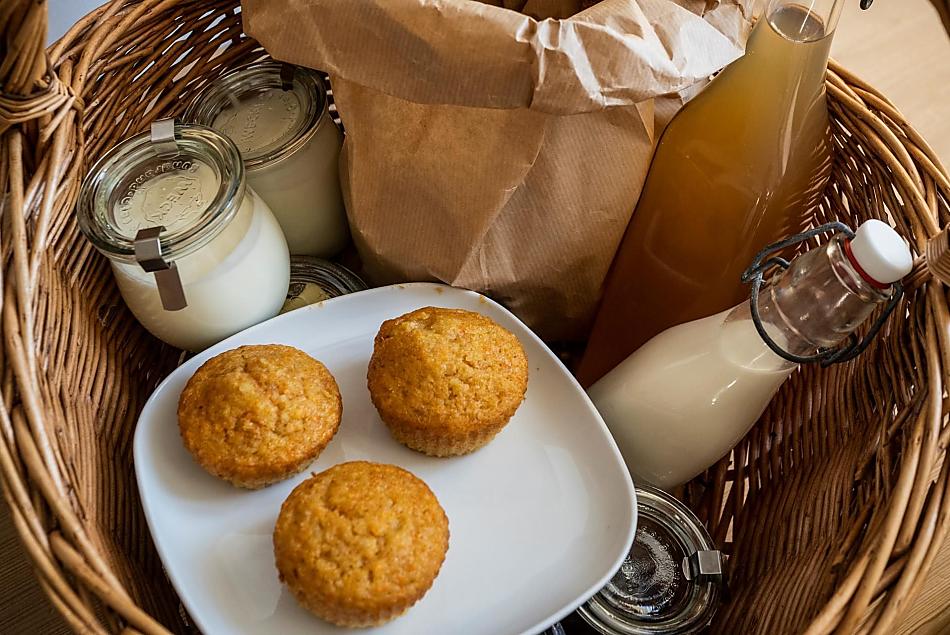 Cesto gourmet con torta fatta in casa, latte delle nostre mucche, yogurt artigianale e noci del nostro maso.