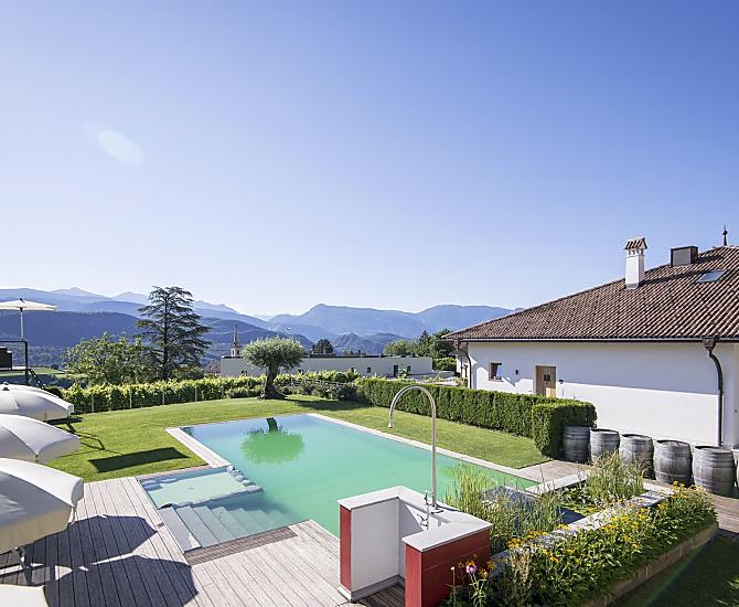 Piscina naturale con prato per prendere il sole