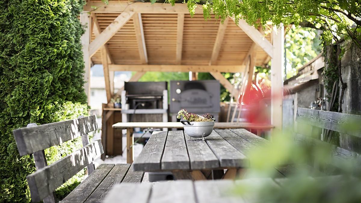Area barbecue, forno per il pane e pergola