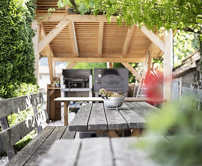 Area barbecue, forno per il pane e pergola