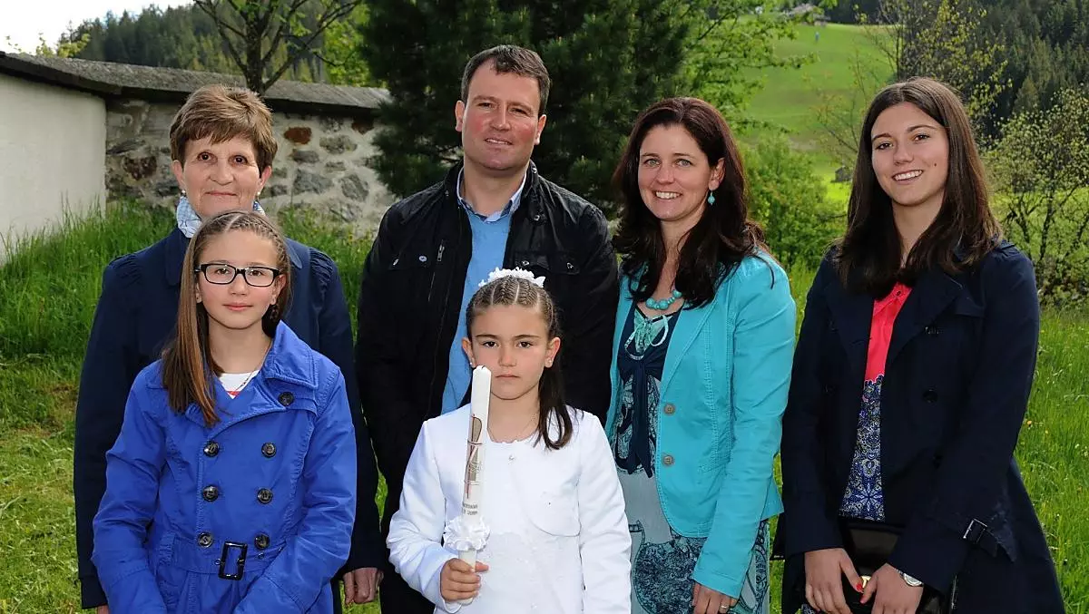 La nostra famiglia: la nonna Irmgard, il contadino Günther e sua moglie Monika, le figlie Verena, Vanessa e Viktoria.