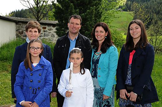 La nostra famiglia: la nonna Irmgard, il contadino Günther e sua moglie Monika, le figlie Verena, Vanessa e Viktoria.