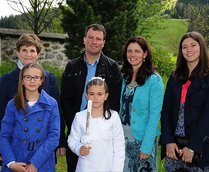 La nostra famiglia: la nonna Irmgard, il contadino Günther e sua moglie Monika, le figlie Verena, Vanessa e Viktoria.