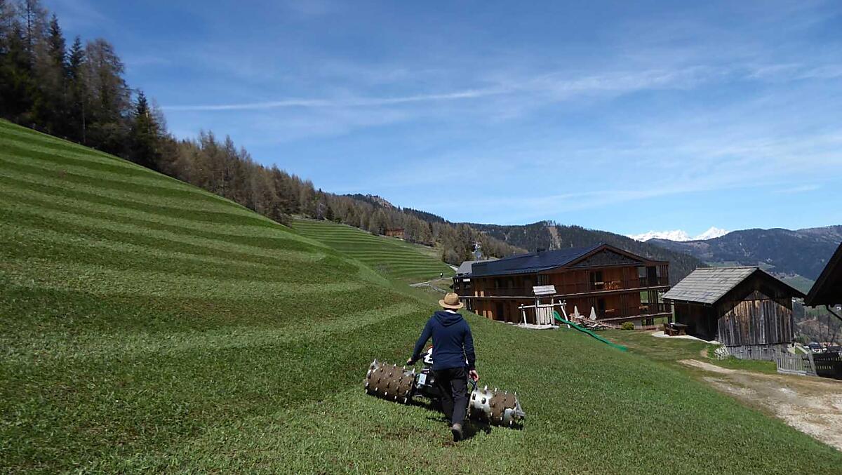 In primavera, il campo viene preparato per la raccolta del fieno