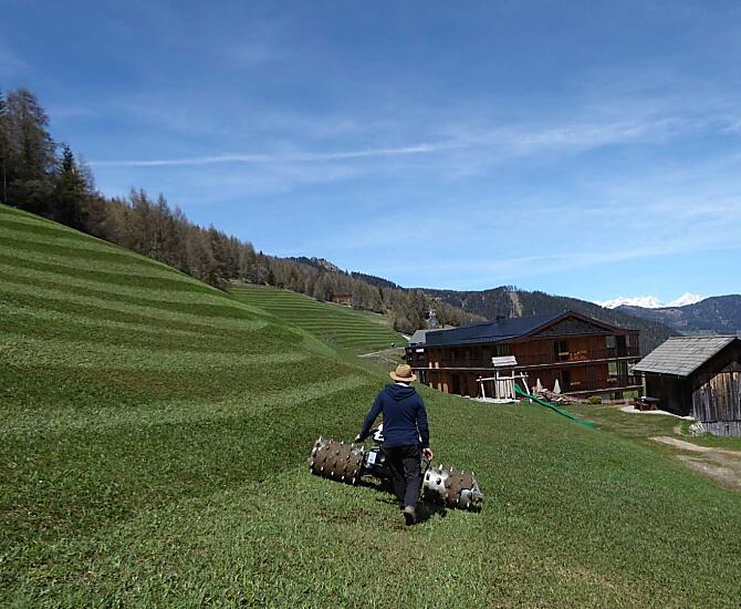 In primavera, il campo viene preparato per la raccolta del fieno