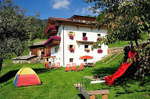 Lo Steierhof con parco giochi e prato per prendere il sole