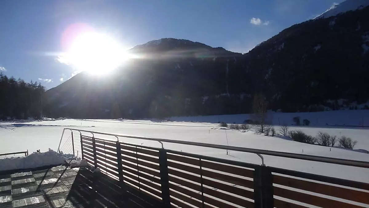 Atmosfera serale sul lago della Muta ghiacciato