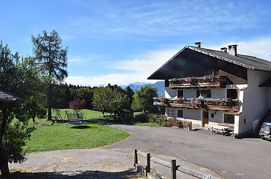 La nostra casa ha sei stanze, una Stube in legno di cirmolo ed una in legno di abete. È situato in una posizione tranquilla in mezzo a prati e boschi.