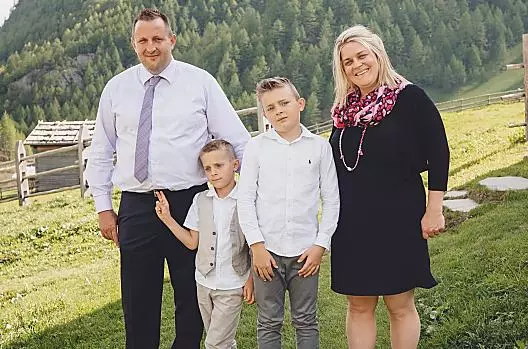 Siamo Kathrin, Heinz, Gabriel e Fabian. Non vediamo l'ora di darvi il benvenuto.