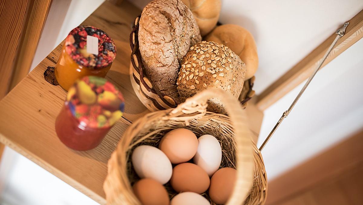 Confetture alla frutta fatte in casa e uova delle nostre galline ruspanti