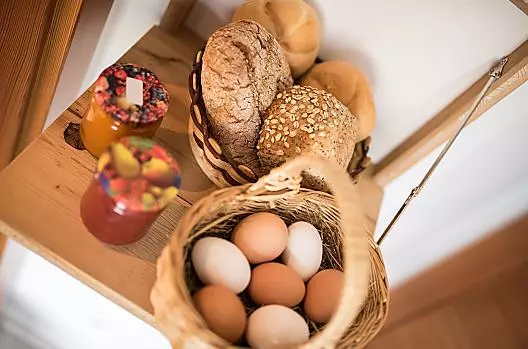 Confetture alla frutta fatte in casa e uova delle nostre galline ruspanti