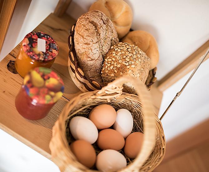 Confetture alla frutta fatte in casa e uova delle nostre galline ruspanti