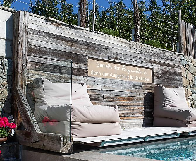Area lounge a bordo piscina