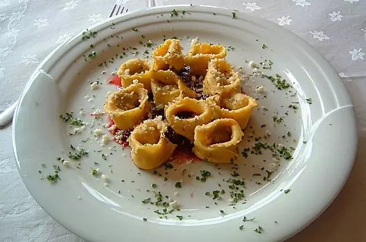 Hausgemachte Wildtortelloni mit Preiselbeerbutter