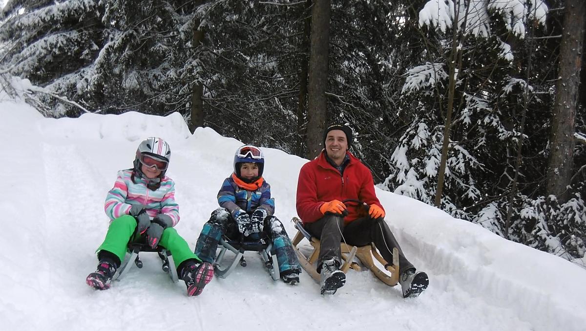 Divertimento in slittino per grandi e piccini